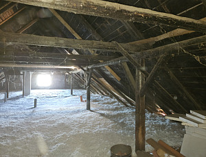 Zateplení stropu rodinného domu pomocí foukané izolace